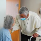 Jean-Marie Lovey, évêque du Diocèse de Sion, avec une patiente lors de sa visite pastorale à l'Hôpital Riviera Chablais